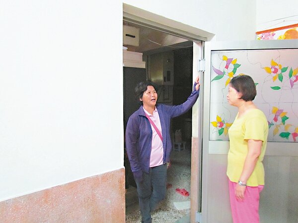 住在「兄弟厝」內的莊家媳婦蔡秋蓮(右)與柯阿敏(左),經常藉由打通門串門子,感情好到像姊妹。 記者蘇郁涵/攝影