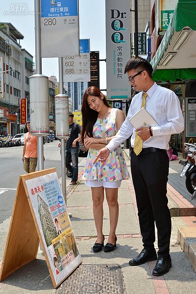 房仲時常在街頭以OP板打廣告，風吹雨淋十分辛苦。（好房網News記者 陳韋帆／攝影）