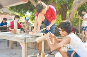 國際志工回收漂流木　巧手製家具