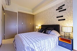 衣櫃部分系統傢俱的尺寸不見得適合現有格局，因此做永久型固定的櫃子成為選項之一，但在預算上支出也就會較多。