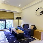 怎樣才能花小錢才能達到空間充分利用，又可以滿足生活需求，已經是許多首購族最為頭痛的事情。系統傢俱固然方便，卻不見得可以套用在買到的房子裡。請設計師加老師傅手工規劃打造，要價卻不便宜。在預算與夢想屋宅的考量下，只要精打細算，設計、施工加上傢俱等，30坪的室內空間百萬預算就足夠。
