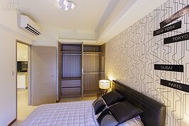 要盡量節省裝潢經費，不二的法門就是減少不必要的裝潢，例如天花板包覆起來，然後採用多盞嵌燈的方式作為照明。節省經費的做法就是採用吸頂燈。
坊間的吸頂燈便宜花樣也多，選擇較扁型的吸頂燈再加上LED燈泡，可省下不少花費與電費支出。