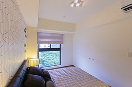 嫌白色牆面太單調？夜市有許多各式各樣的壁貼，不僅單價便宜而也可以隨時依照心情換上新的壁貼，一張價格不過兩百元左右。