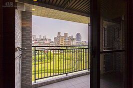 陽台只有一個，既是洗衣處也是曬衣場。要讓小小的陽台不凌亂，可以考慮洗脫烘三機一體的洗衣機。