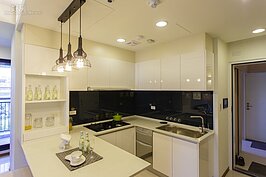 為了吸引人氣，除了毛胚屋以外，大多數的建商都會贈送基本廚具，例如瓦斯爐、抽油煙機等。雖然事實上所謂的贈送XX裝潢的成本，早就算在屋價裡面，但總比還要花更多的錢裝修還要來得划算一些。