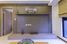 木作越複雜，所花的經費就越多。最簡單也可以省錢的辦法就是一半木作一半系統。花小錢的木作做出想要的雛形，再利用低價的系統傢俱達到想要的整體設計。