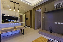 想要空間大，廚房與客廳在現在的主流設計中已經逐漸融合在一起，但是對於三餐都會開伙的家庭而言，油煙經年累月的累積反而會讓客廳充滿難以消散的油膩味道。
但是對於不常開伙的小家庭而言，少了一堵磚牆可以增加空間透視感，也可降低裝潢支出。