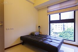 書房放一組簡單便宜的單人塑膠皮革床，書房可當客人房。