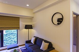 若是客廳空間小，一加二加三的沙發反而會讓人感覺擁擠，要省錢，放一組三人沙發就可以。