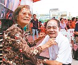 92歲嬤展藝　為鄉長挽面