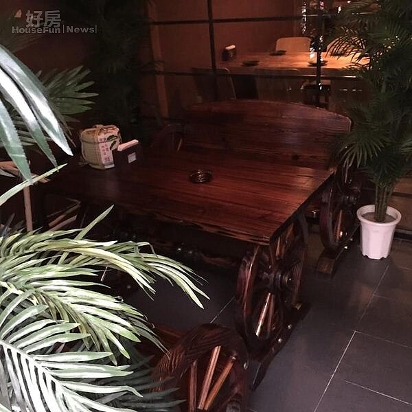 4.這張桌椅的桌腳是輪子,花了7萬多找工匠特別設計,整個就像是推車,別有風味。