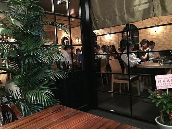 6餐廳另外一邊是工業風,可以看到磚頭牆面以及拱形窗戶,散發異國風情。