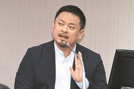
勞動部長洪申翰1日在立法院表示，今年元旦上路的「以日申請」彈性育嬰假新制，男性參與育兒的比例「水漲船高」，從去年的27％一路攀升至今年3月的49.6％，讓更多爸爸成為「神隊友」。（黃世麒攝）
