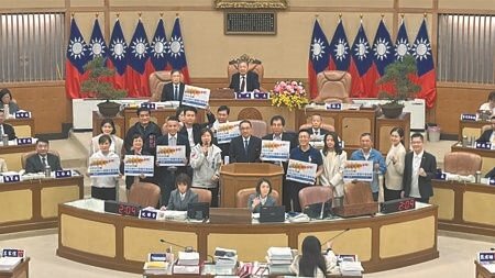 
新北市長侯友宜（中）1日在新北市議會施政報告，宣布自8月31日起國中小營養午餐全面免費。（柯毓庭攝）
