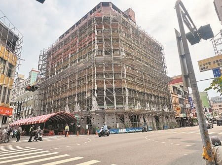 
位於台南鬧區的來亞大樓，近年屢次發生外牆大面積剝落、下磁磚雨等事故，評估認定為危險建築，工務局4月1日啟動拆除工程，預計年底前拆完。（曹婷婷攝）
