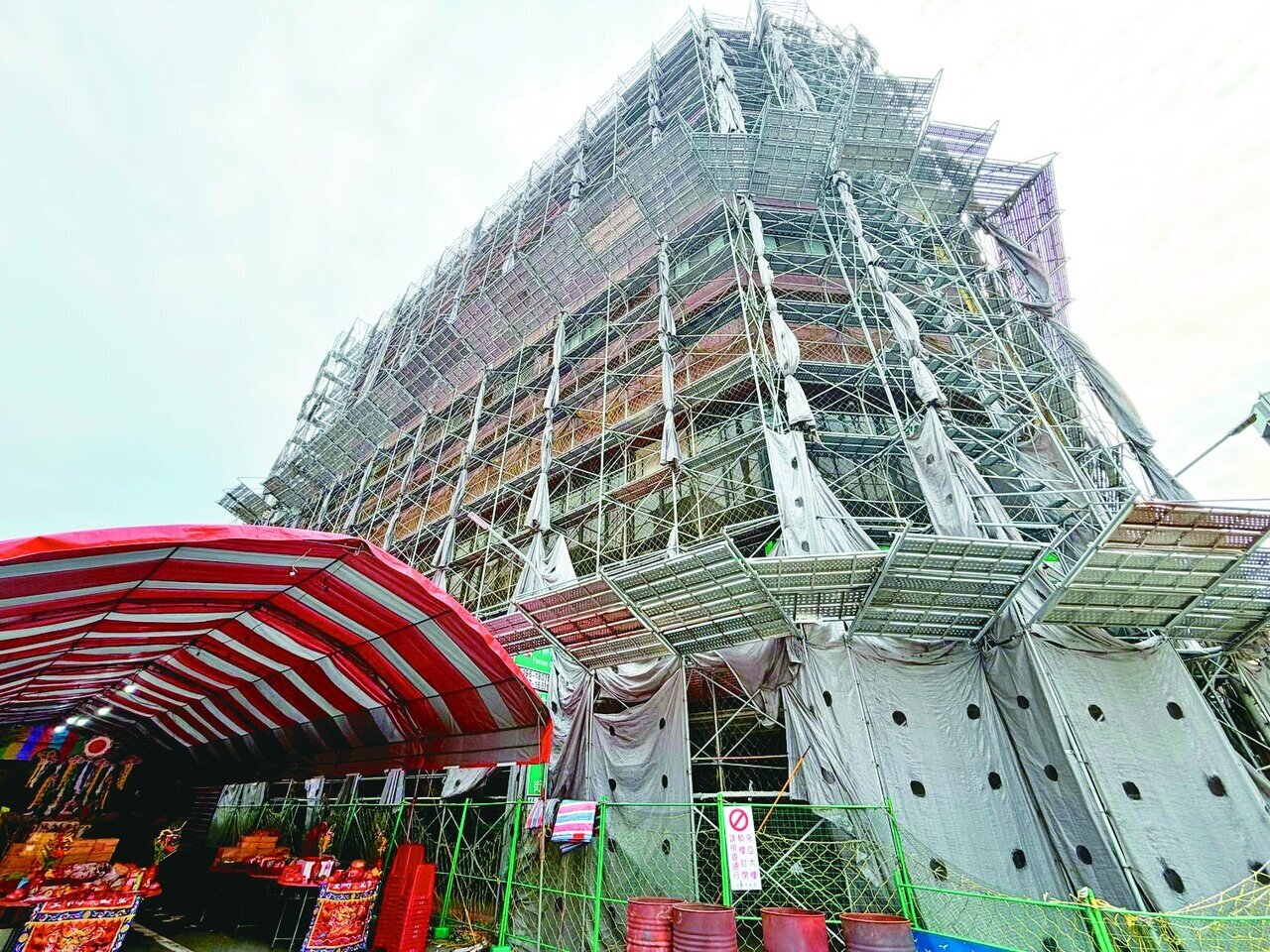 台南市政府昨進場啟動拆除來亞大樓，預計年底前完成，前主委李靖廉到場表達不滿。記者萬于甄／攝影 