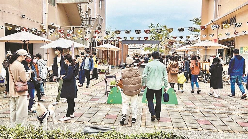 嘉義文化創意園區歷史建物雲集，近年來屢次辦理文創市集吸引人潮，成為嘉義市觀光景點。（嘉市府提供／廖素慧嘉市傳真）