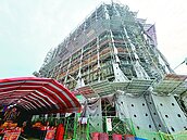 終於開拆！台南來亞大樓年底夷平　前主委不滿「房被拆還賠錢」