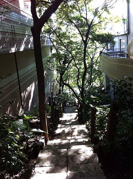 7.山坡地住宅,住戶得先爬樓梯才能進家門。