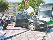 汽車搶快撞輕軌　初勘模擬啦