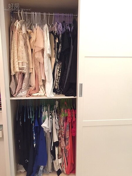 8.衣櫥裡的衣架或掛衣服順序,廖芷晴都會依顏色分類好。