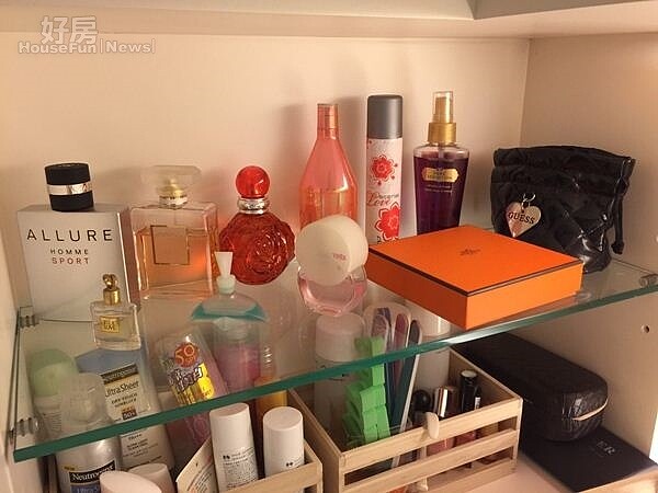 7.臥房化妝桌採隱藏式設計,同樣擁有不錯的收納功能,廖芷晴甚至還弄了一個香水專區。