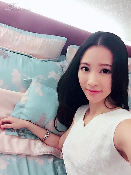 9.廖芷晴特地挑選觸感柔細的天絲床組,還特地準備了四個枕頭,把床佈置得像高級飯店一樣。