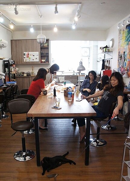 2.工作室主要教學與手作區由一張特製大型長木桌、以及靠牆兩排金工桌組成。