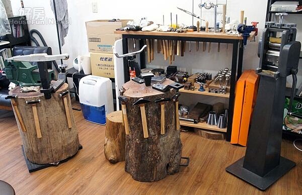 5.入口處除了成品展示櫃,還可見到各式各樣工具,以及兩組木座造型的鍛造敲擊用木鉆座。