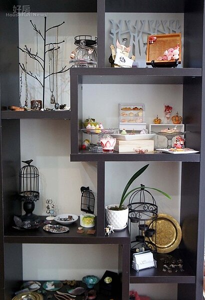 3.門口旁大型展示櫃上擺滿項鍊戒指、臘雕、銀墜等成品,光是這區就叫人看得目不轉睛!