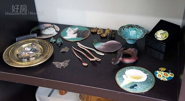 4.張雅晴的手作小巧精緻,以黏土甜點襯托珠寶項鍊,還有銀箔琺瑯盤等都非常討喜。