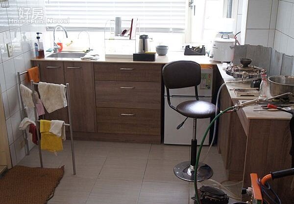 6.工作室最裡頭原本為廚房區,不過現在則規劃成焊接區,可見到燉鍋、手持式小火槍等專業焊接工具。