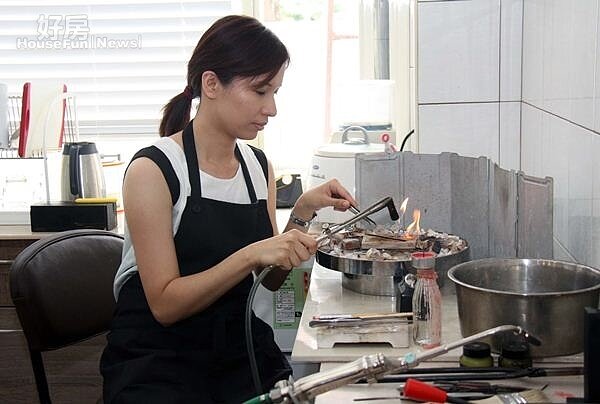 6.工作室最裡頭原本為廚房區,不過現在則規劃成焊接區,可見到燉鍋、手持式小火槍等專業焊接工具。