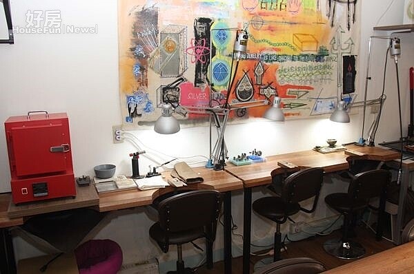 7.靠牆的兩張金工桌也是特地訂作的,包括厚度或桌腳等結構都做了更紮實的處理,牆上掛畫則為張雅晴畫家朋友贈送的開幕禮。