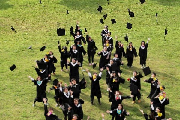 大學生畢業照示意圖