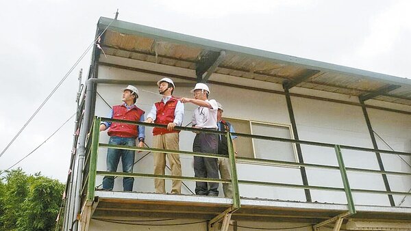 新北市長朱立倫(中)昨主持防災應變會議後,前往三峽三鶯二橋工地視察防災整備。 記者祁容玉/攝影