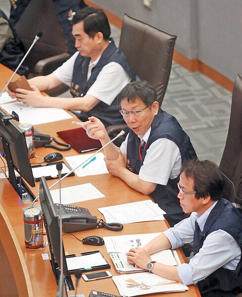 颱風蘇迪勒來勢洶洶,台北市長柯文哲昨天到台北市災害應變中心主持蘇迪勒颱風災防會報,並和北市12區公所進行視訊連線。 記者徐兆玄/攝影