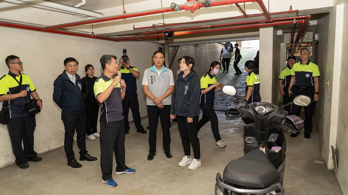 新竹市長高虹安與消防局長李世恭、都發處長蘇文彬前往社區視察。圖／新竹市政府提供