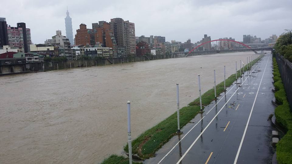基隆河暴漲，河水已快淹上路面。（網友提供）