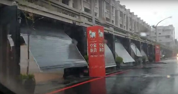 蘇迪勒颱風來襲,建案皇家新貴一整排車庫門被吹翻。(翻攝自重機車友社團臉書影片)