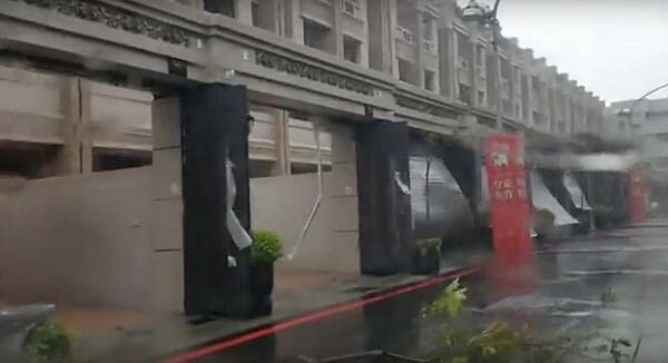 建案皇家新貴一整排車庫門被吹翻。(翻攝自重機車友社團臉書影片)