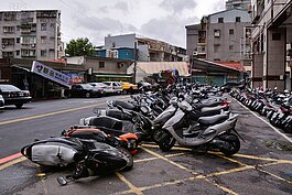 蘇迪勒颱風造成嚴重災情，路邊機車隨倒一地，鐵皮屋簷塌陷。