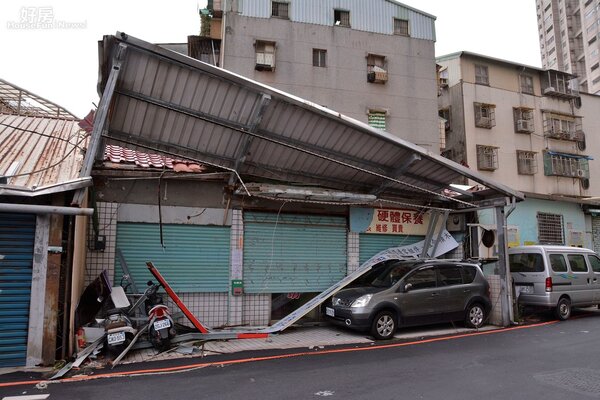 蘇迪勒颱風造成嚴重災情，路邊機車隨倒一地，鐵皮屋簷塌陷。（好房網News記者 陳韋帆／攝影）