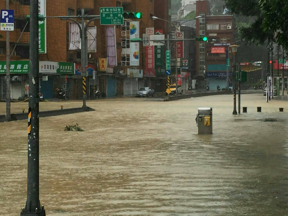 北市各地傳出淹水災情，道路多半都成了汪洋。（臉書網友提供）