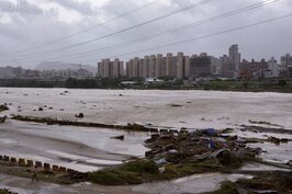 蘇迪勒颱風造成溪水暴漲，新店溪沿岸一片狼藉。