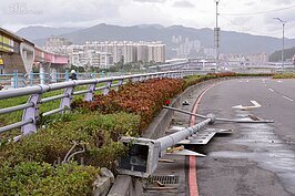 蘇迪勒陣風風速過高，許多交通號誌、路燈、電線桿不敵強風、應聲倒塌。