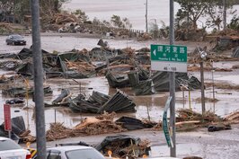 蘇迪勒颱風造成溪水暴漲，新店溪沿岸一片狼藉，河堤的車棚一片倒地。