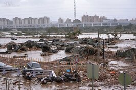 蘇迪勒颱風造成河堤的車棚一片倒地。