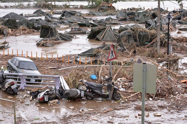 蘇迪勒造成溪水暴漲，許多未撤離車輛成了泡水車。（好房網News記者 陳韋帆／攝影）