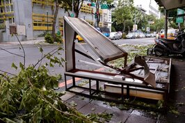 許多商家的招牌被蘇迪勒颱風吹落。